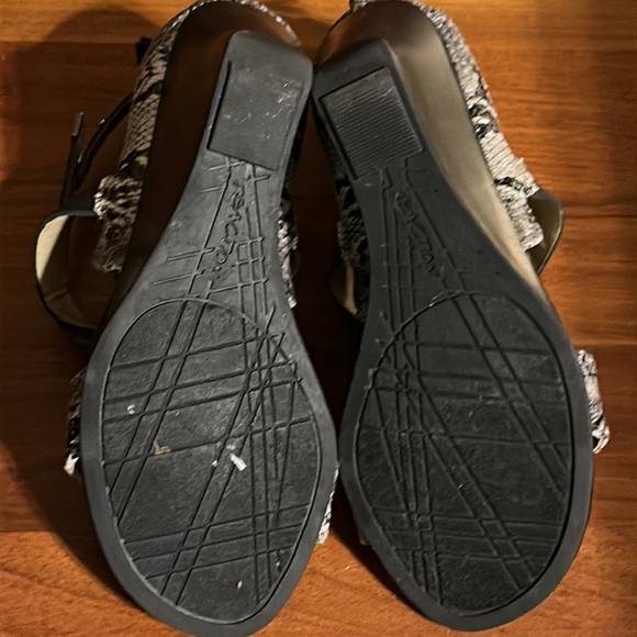 Kenneth Cole Reaction size 7.5 sleek & sexy wedge sandals / shoes - Picture 7 of 7